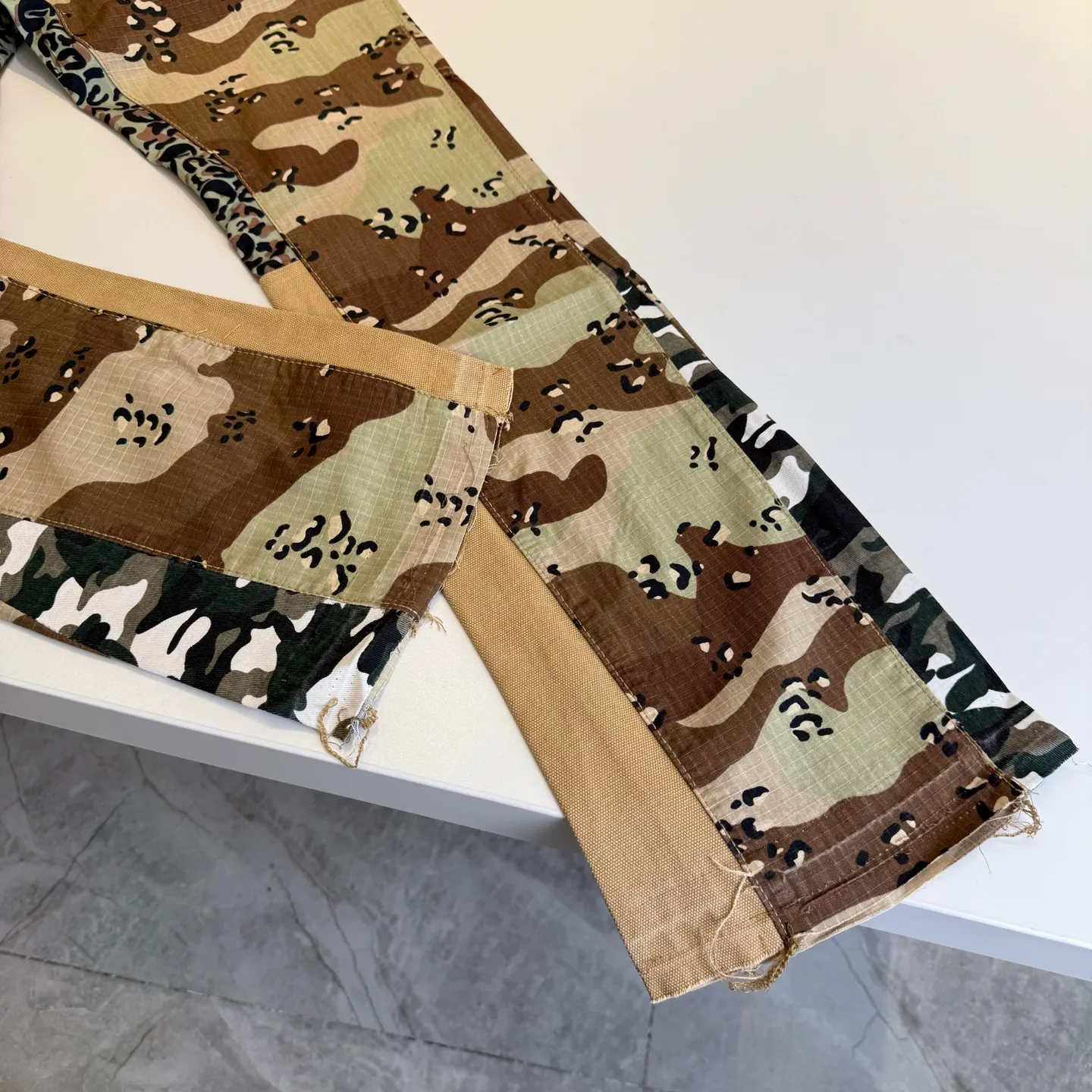P240 model number: D453 GALLERY DEPT. ss25 limited camouflage splicing printed bootcut jeans Size: 28, 30, 32, 34, 36 (S-XXL) Color: Camouflage yellow Size reference: Pants length 100 102 104 106 106 Waist 72 76 80 84 88 Recommended weight S (about 110 pounds) M (about 120 pounds) L (about 140 pounds) XL (about 165 pounds) XXL (about 185 pounds)